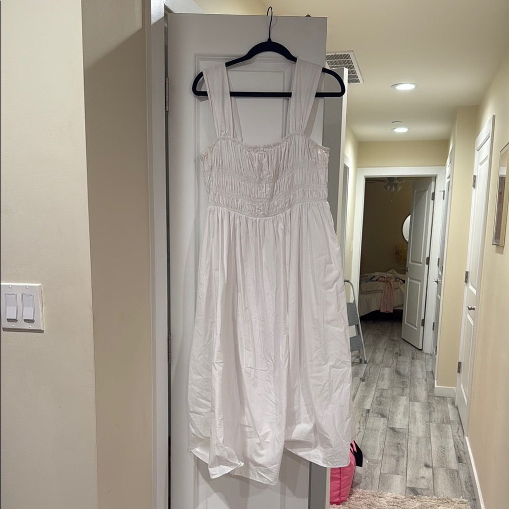 Elegant White Sleeveless Dress